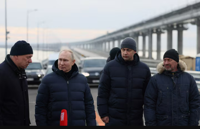 Володимир Путін відвідує Кримський міст у грудні 2022 року. 19-кілометровий проліт автомобільної та залізничної магістралі був флагманським проектом російського лідера, який відкрив його для дорожнього руху, проїхавши по ньому вантажівкою у 2018 році