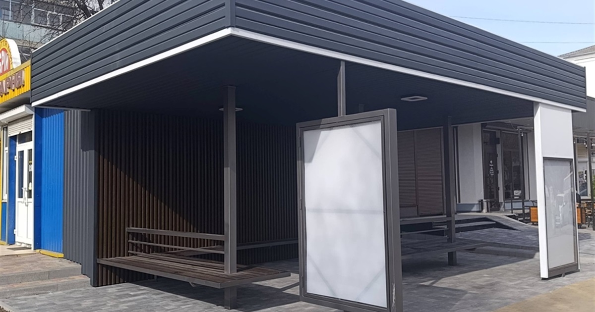 Чотири підприємці відремонтували автобусну зупинку в центрі Звягеля