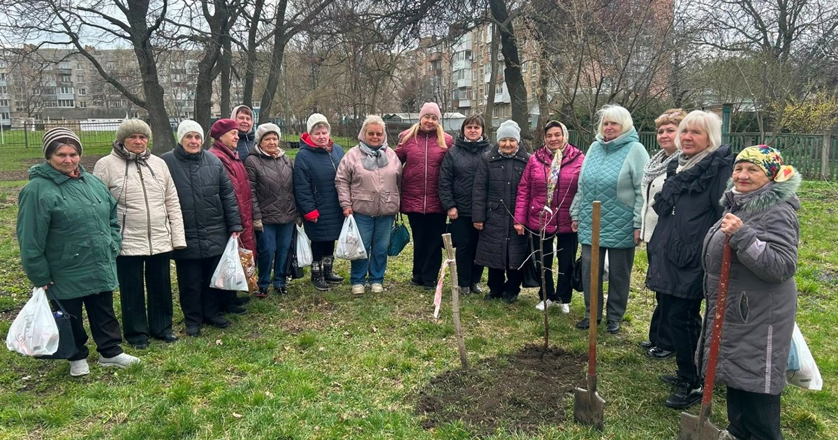 Переяславські гімназисти посадили дерева в пам'ять про остарбайтерів Другої світової війни