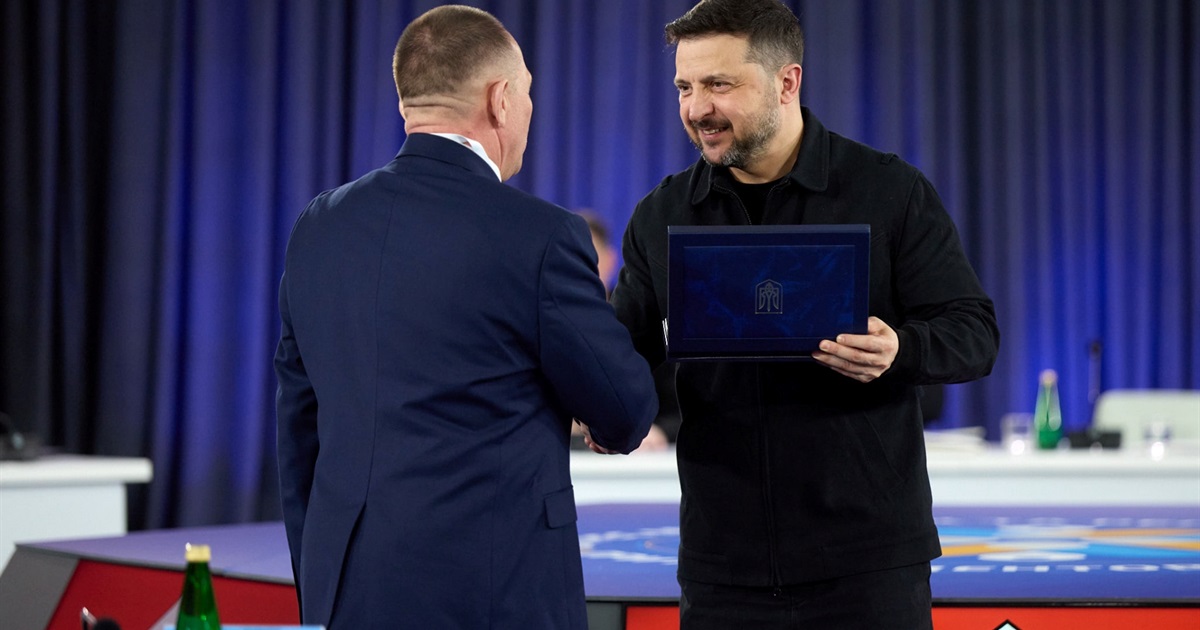 Старокостянтинів отримав відзнаку міста-героя України: президент особисто вручив нагороду