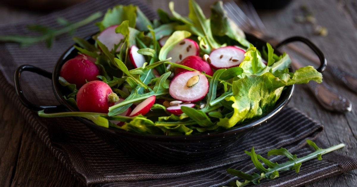 Цікаві рецепти з молодою редискою: крем-суп, курячі шніцелі та гратен