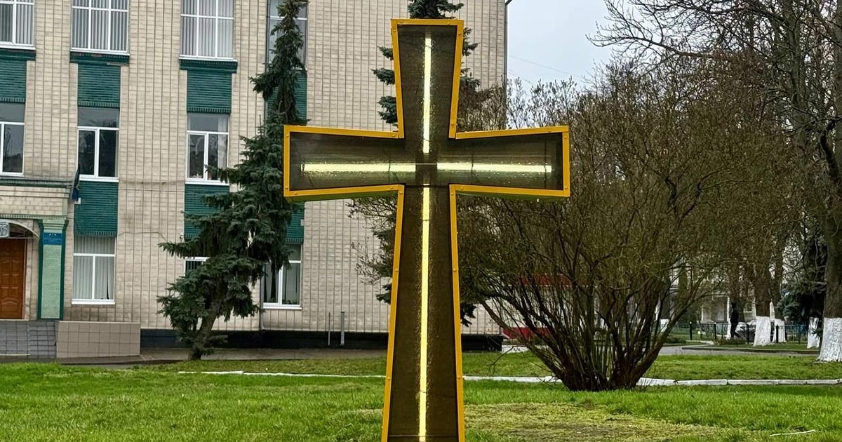 Біля Кагарлицького МЦКД знову встановили хрест: тут освячуватимуть великодні кошики прихожани ПЦУ