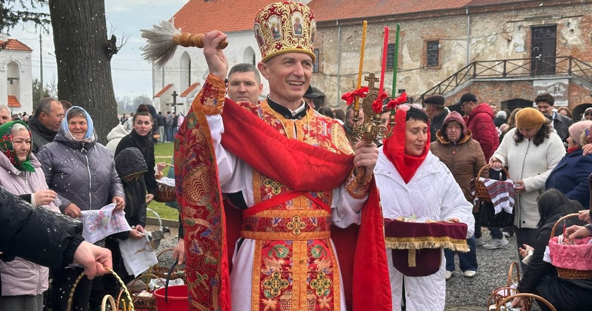 Світлий Великдень у Старокостянтинові: богослужіння, освячення кошиків і родини біля храмів міста