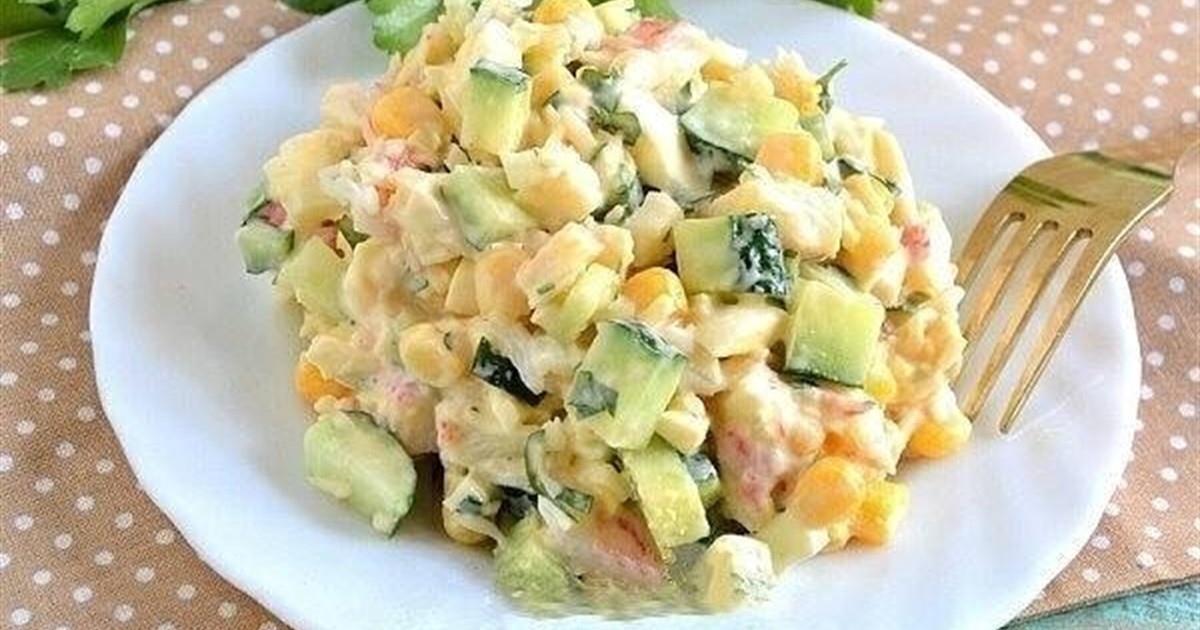 Готуємо сьогодні: салат зі смаженими грибами та крабовими паличками