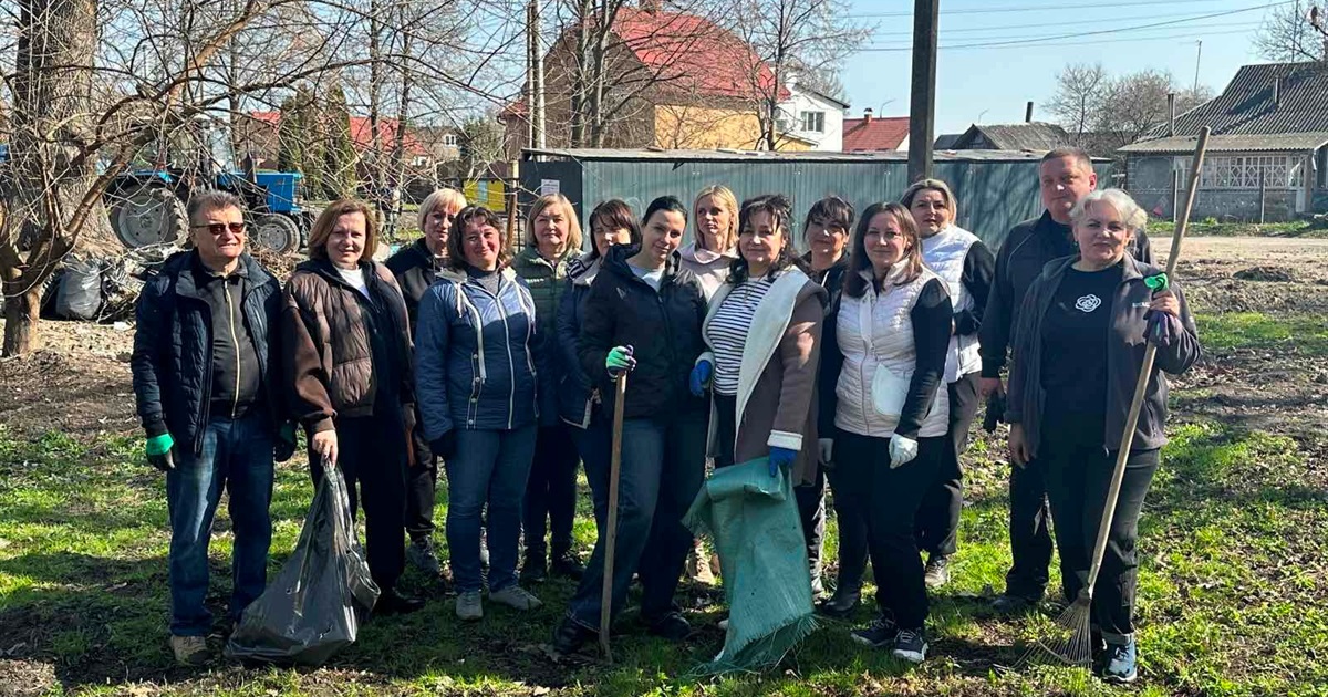 День благоустрою: комунальники та працівники міськради вийшли на прибирання