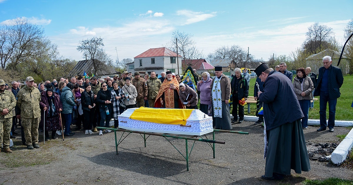 Ніс в своєму серці світло - на Кагарличчині провели в останню дорогу воїна Олексія Богданця