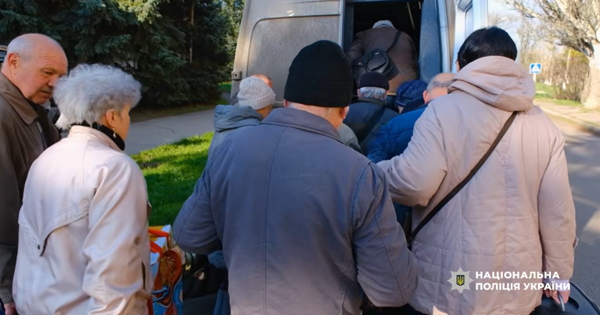 З прифронтової Миколаївки на Донеччині евакуювали дев'ятьох людей. Серед них є поранений