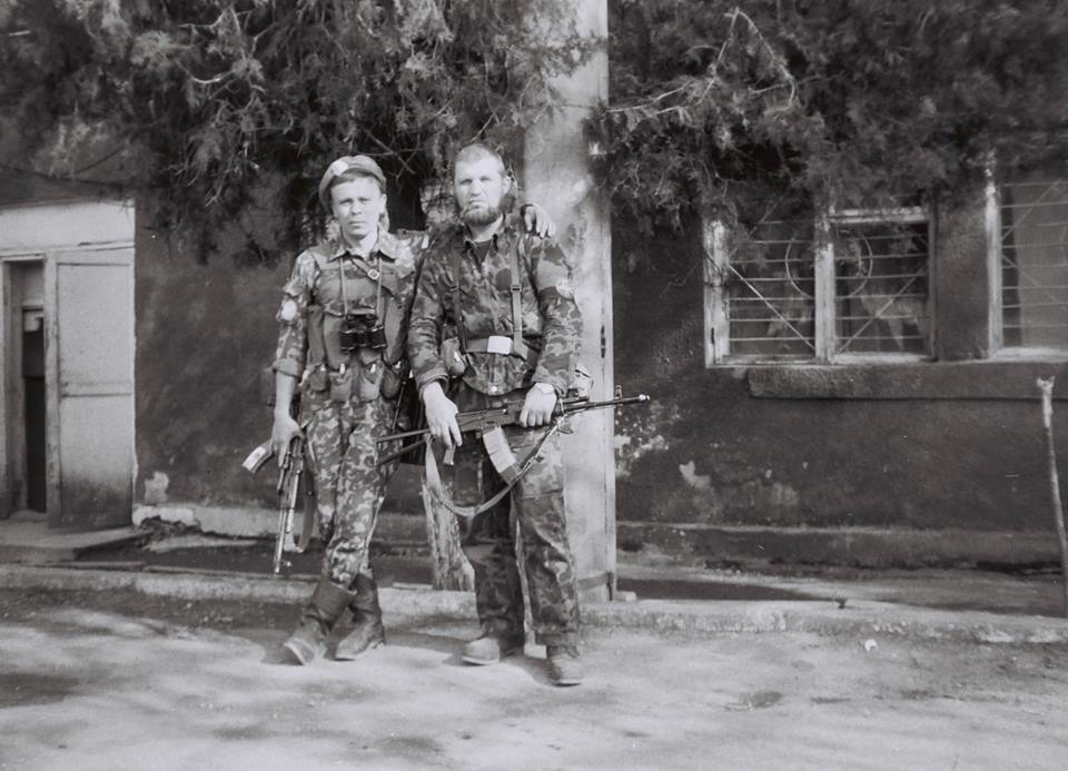 Олег Челнов з побратимом, сімейний архів 