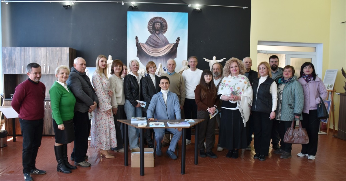 25 скульптур і 20 фоторобіт: у Старокостянтинові відкрили виставку «Молитва за Україну»