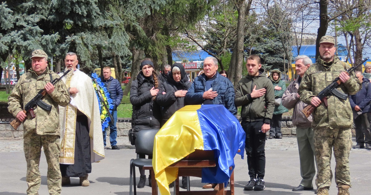 На щиті повернувся додому: у Золотоноші попрощалися із Захисником Євгеном Лимарем (ВІДЕО)