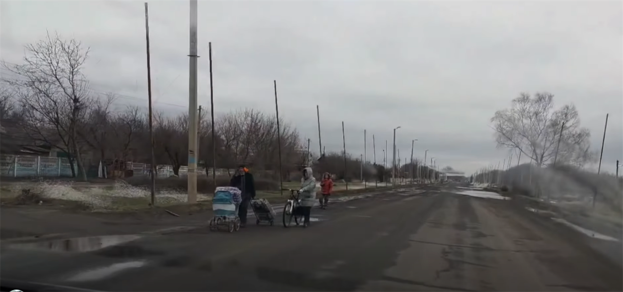 Люди виходять з Костянтинівки пішки і переважно вночі