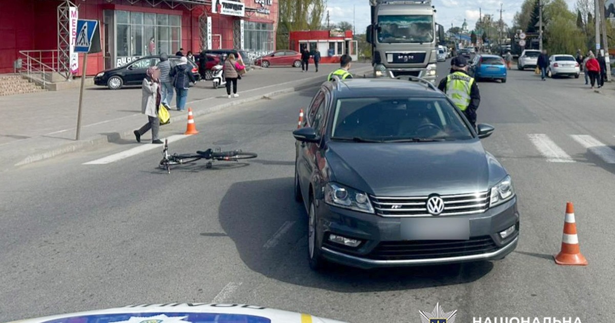У Старокостянтинові легковик збив велосипедистку: жінку госпіталізували
