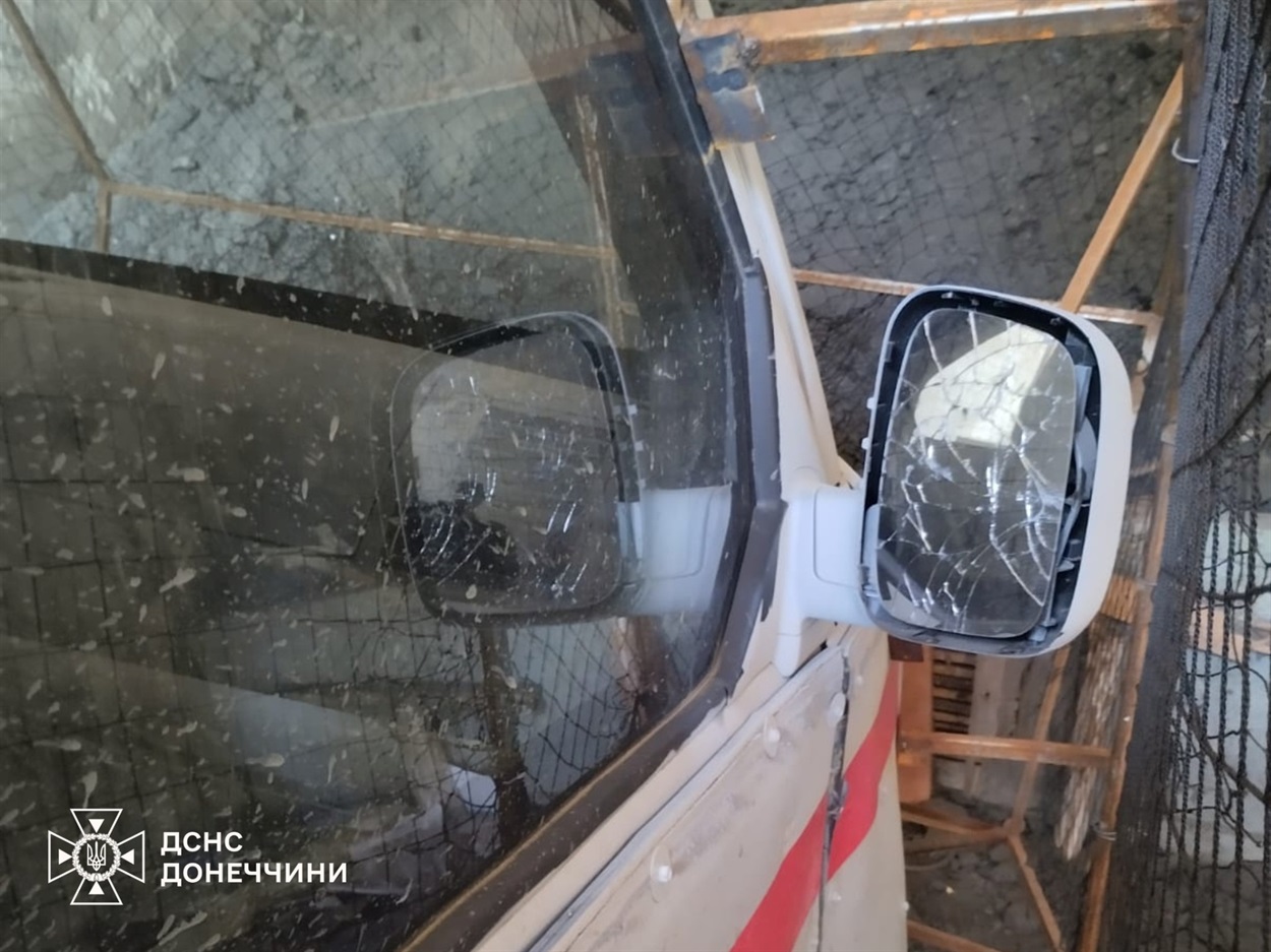 Пошкоджена автівка рятувальників