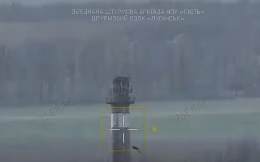 За хвилину військові збили російський "триколор"