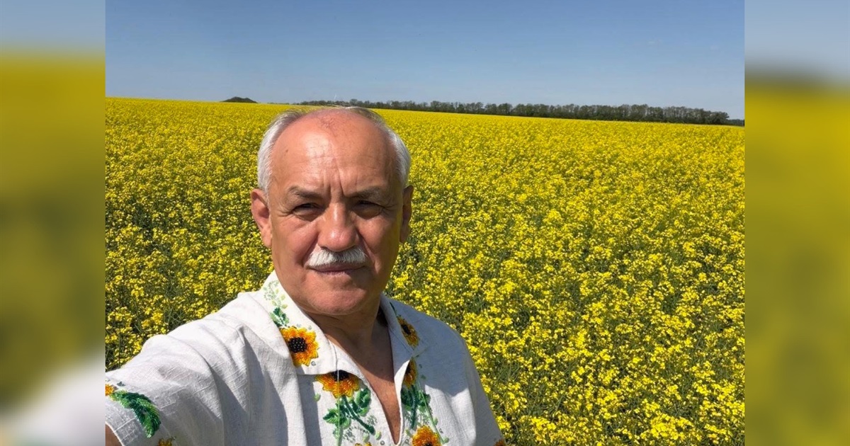 Мер Переяслава в сорочці з соняшниками заселфився в ріпаку на підтримку флешмобу Миколи Калашника