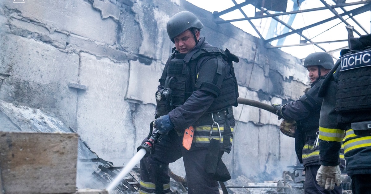 Ворожі дрони атакували Хмельниччину: пожежі ліквідували рятувальники