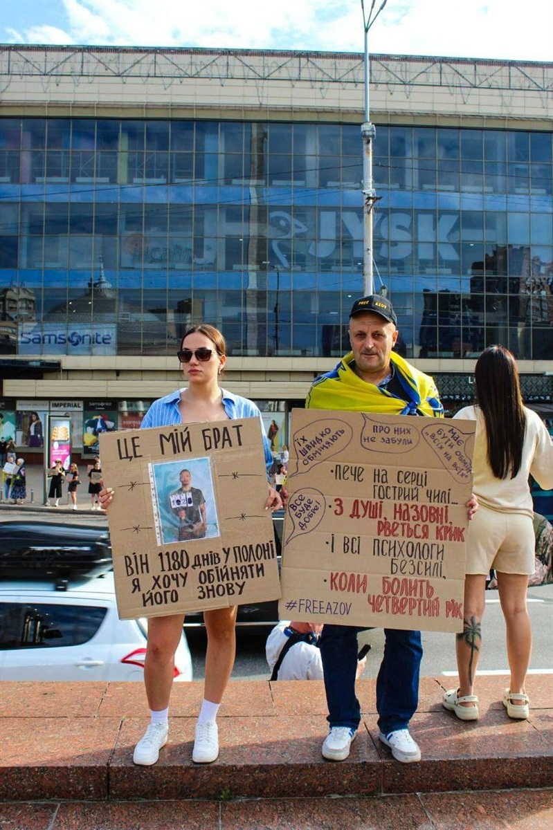 Юля з батьком на одній з акцій "Не мовчи! Полон вбиває!"