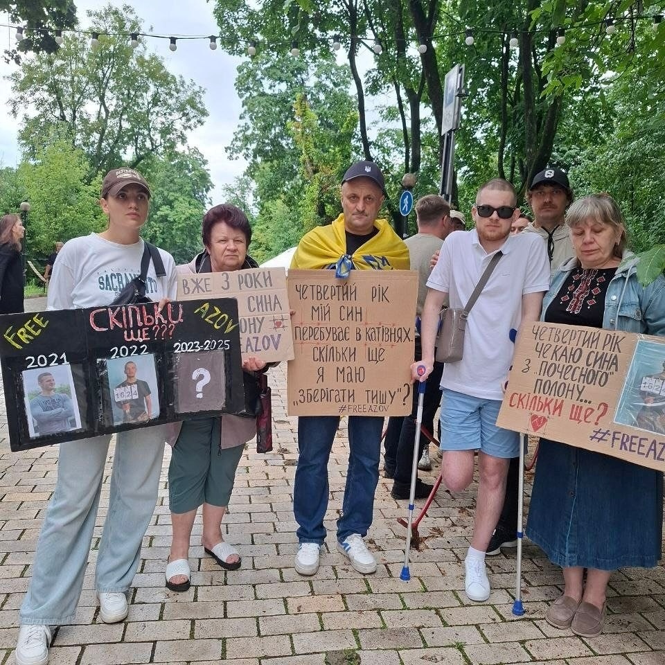 Рідні "Пархома" з побратимом "Августом" (на милицях)