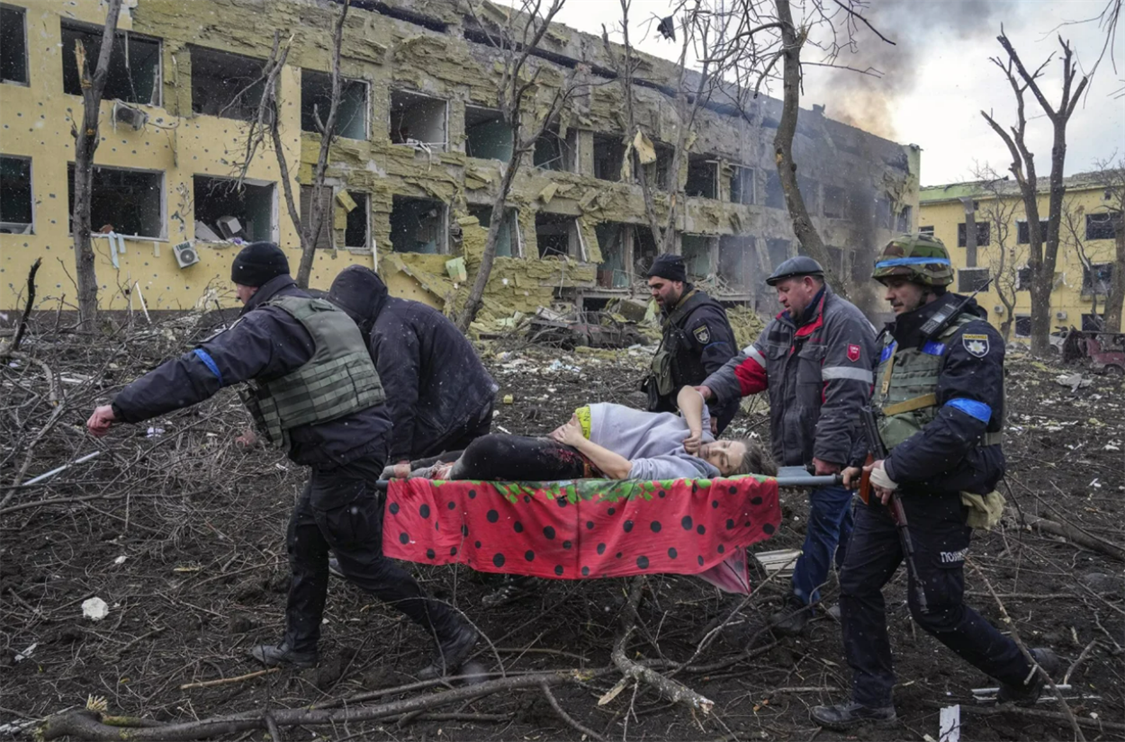 Розбомблений пологовий будинок у Маріуполі