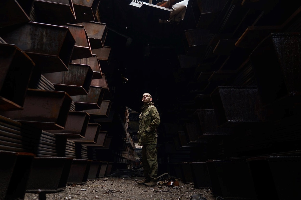 Український військовий Дмитро Козацький 20 травня опублікував у соцмережах фото із заводу Азовсталь у Маріуполі. "Ну от і все. Дякую за прихисток, Азовсталь — місце моєї смерті і мого життя", — написав він.