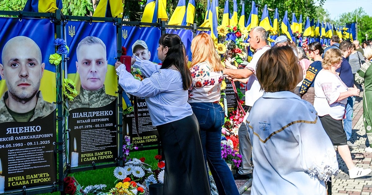 Знак відповідальності, подяки та зв’язку: у Кагарлику на Алеї Слави пов’язали вишиті стрічки пам’яті