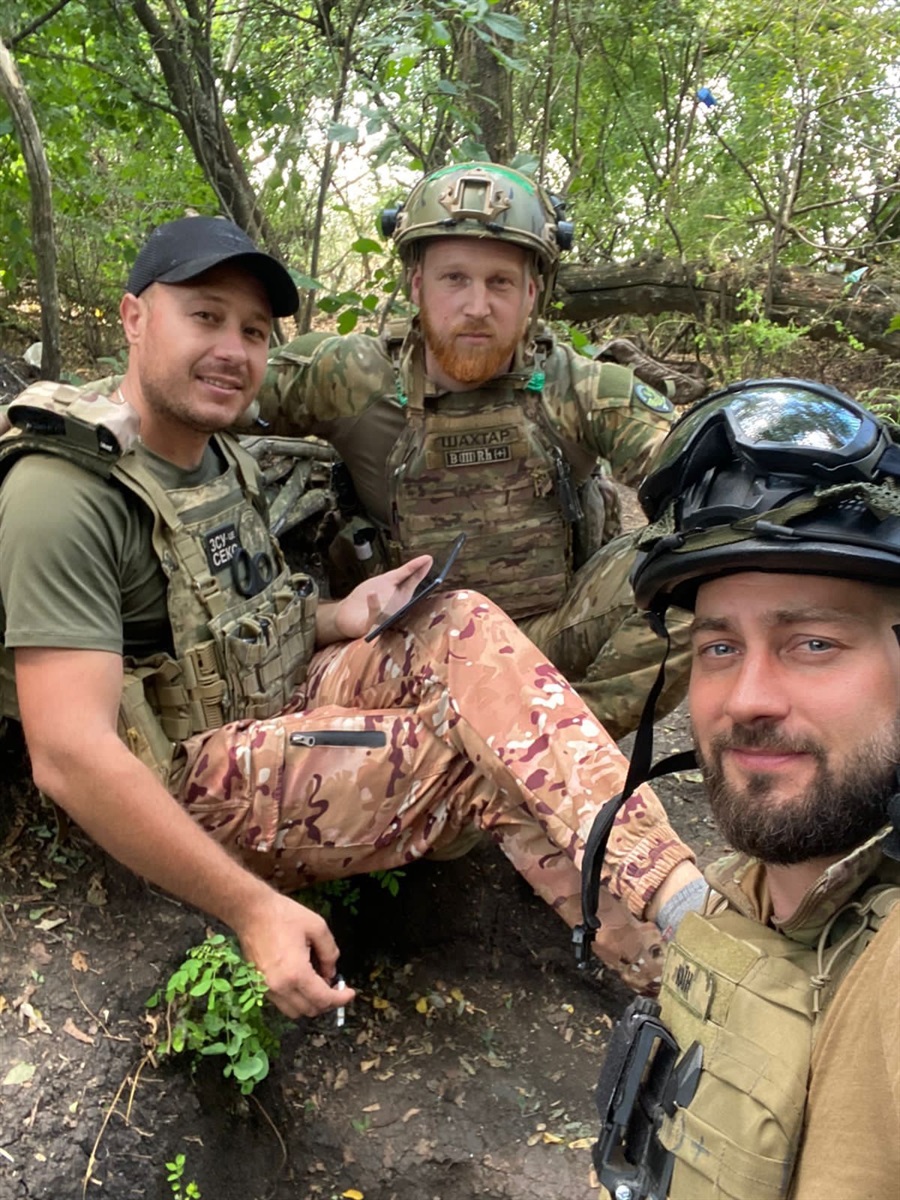 Артем з побратимами 