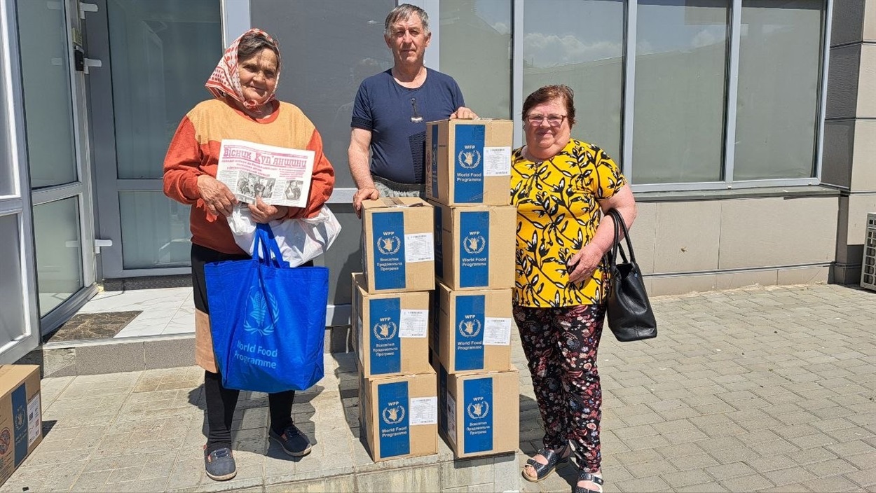 Гуманітарна допомога та газета "Вісник Купʼянщини" для мешканців Петропавлівської громади