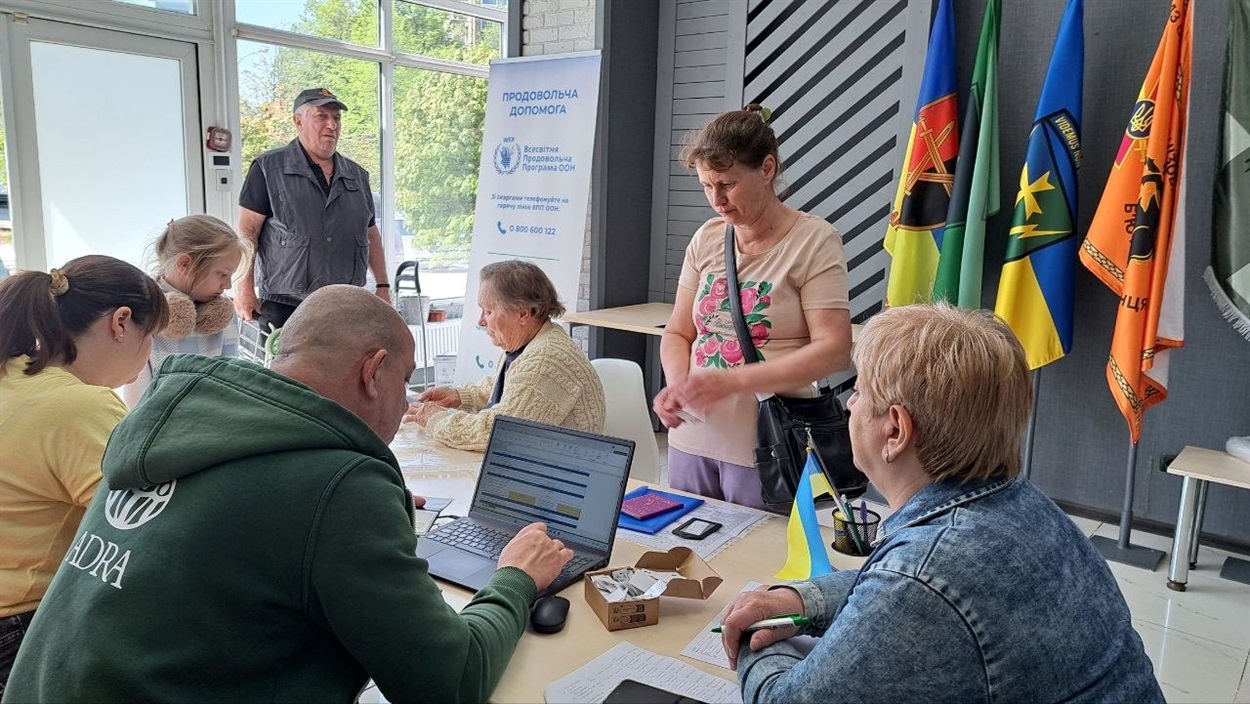 Видача гуманітарної допомоги для мешканців Петропавлівської громади
