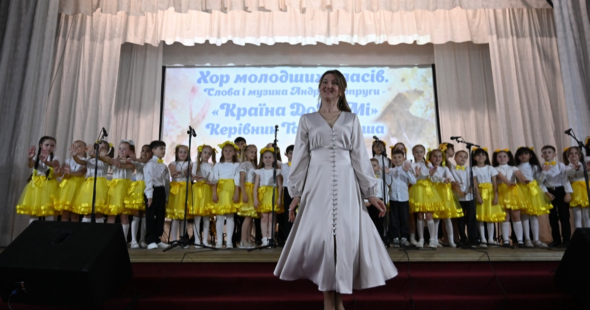 Мистецтво продовжується як у випускниках, так і в першокласниках