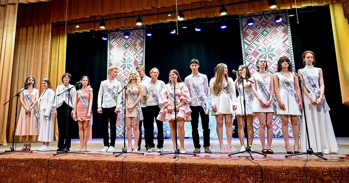 Квіти, нагороди й прощання зі школою: як у Кагарлику святкували Останній дзвоник