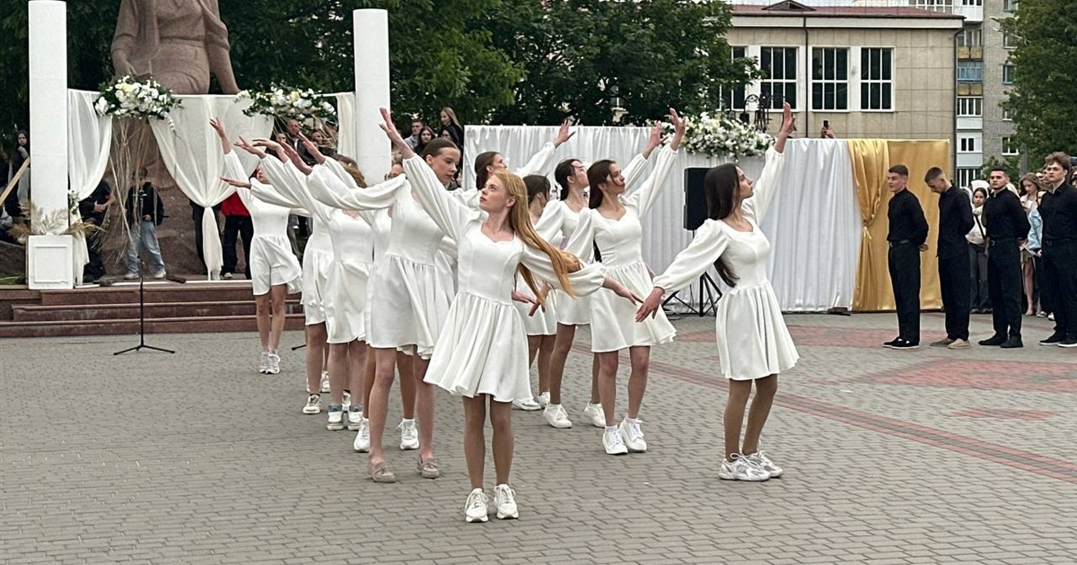 Бал випускників на площі Звягеля