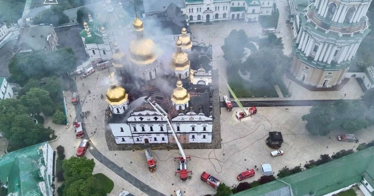 В наслідок атаки горів Успенський собор на території Києво-Печерської Лаври та «Мистецький арсенал»