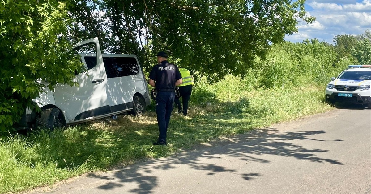 На Первомайщині мінівен Opel врізався в дерево, четверо людей потрапили до лікарні