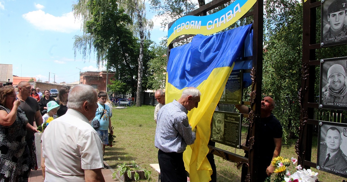 Ще одна стела Пам'яті в гімназії № 10 . Світла пам'ять нашим Захисникам!