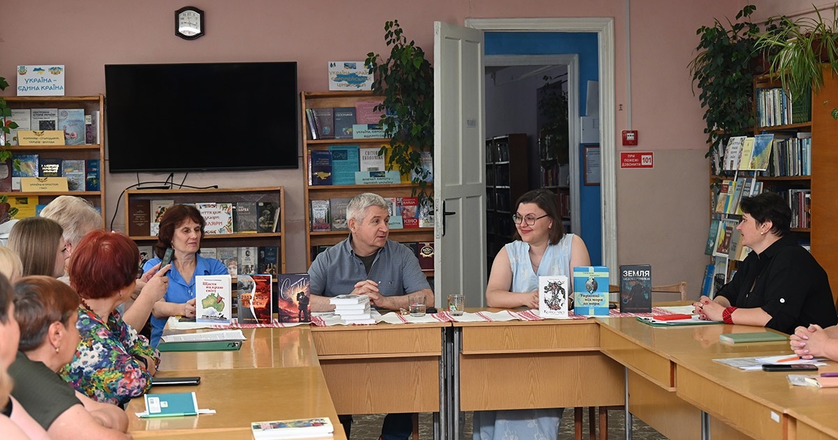 Книги, мандри, Україна: творча зустріч із письменником Олександром Карпенком убібліотеці в Кагарлику