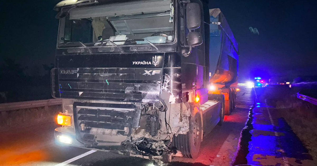 На Миколаївщині легковик врізався у вантажівку: загинула 17-річна дівчина, ще троє людей постраждали