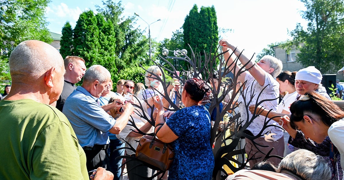 Ластівки завжди повертаються додому: у Кагарлику відкрили «Дерево надії»