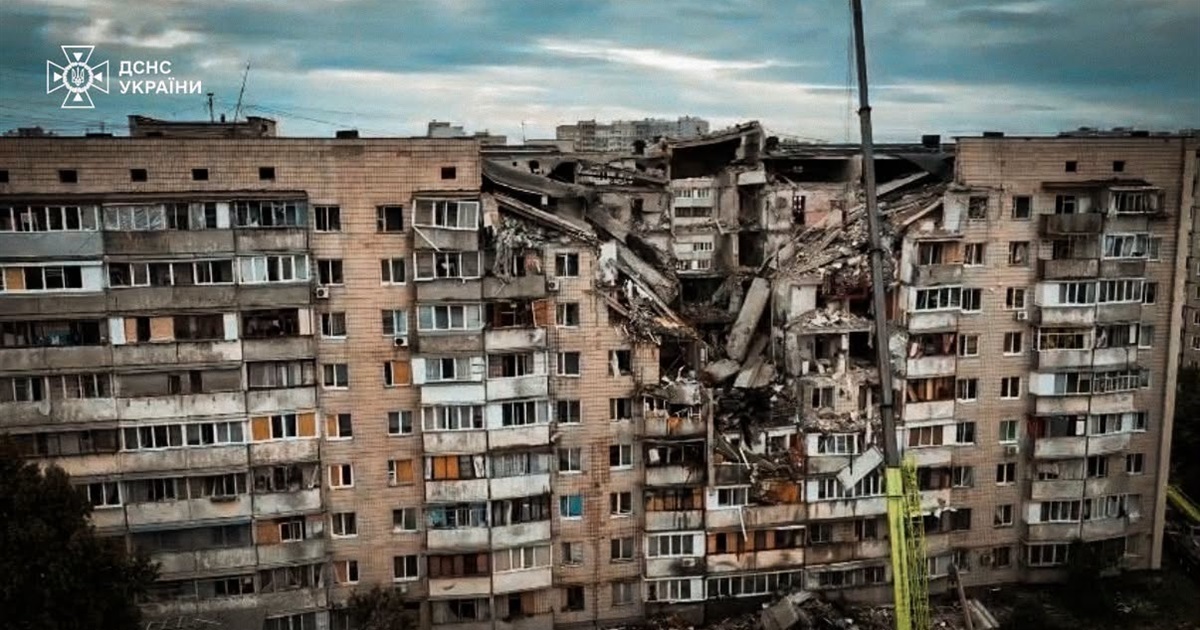 Внаслідок атаки на Київщині загинуло 18 людей, розбір зруйнованих багатоповерхівок у столиці триває