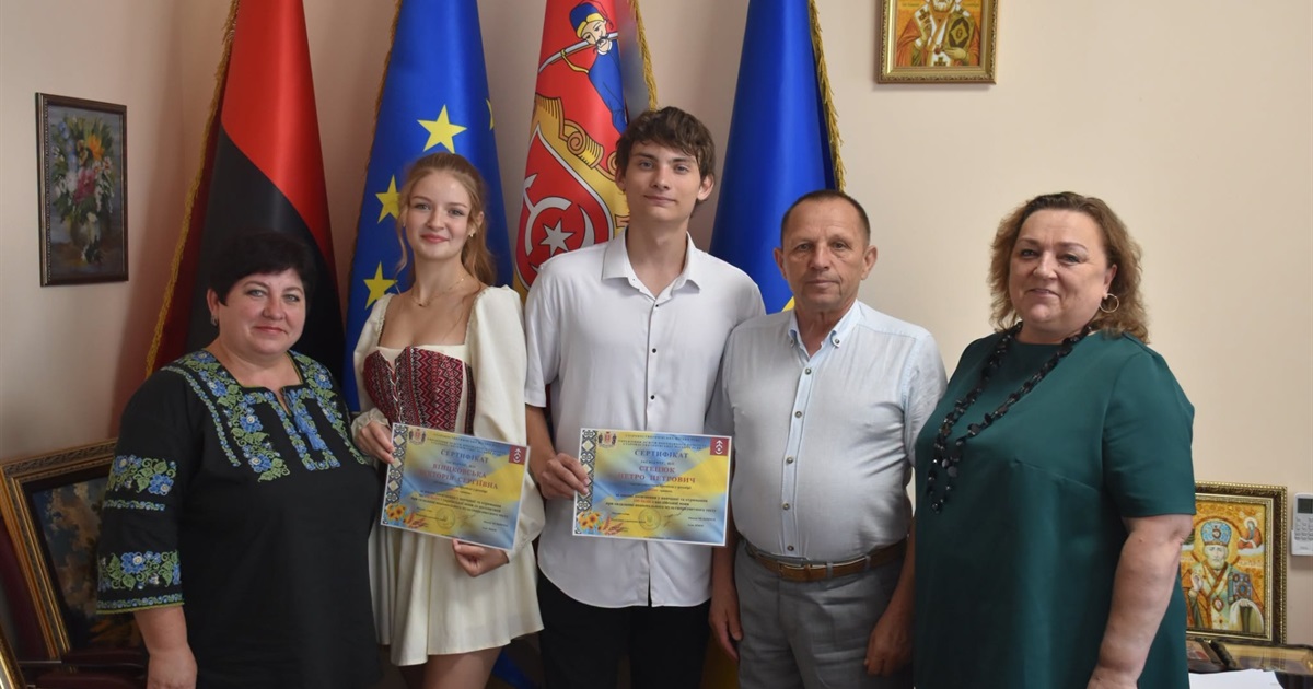 У Старокостянтинові вручили грошові премії випускникам, які склали НМТ на 200 балів