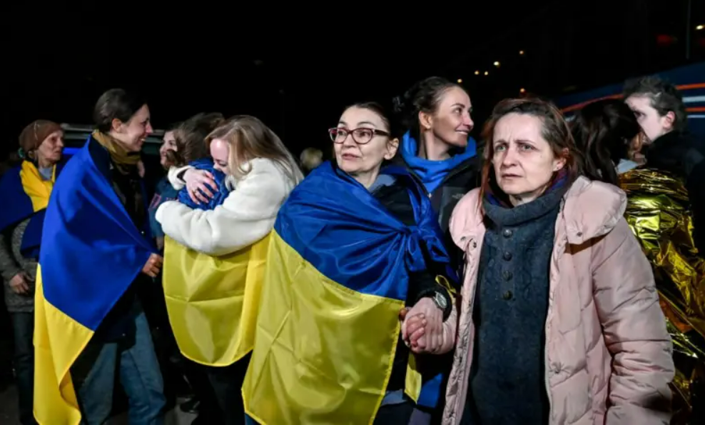 "Я зрозуміла, що не можу плакати - у мене не було сліз", - Людмила (у центрі) про момент свого звільнення у жовтні 2022 року