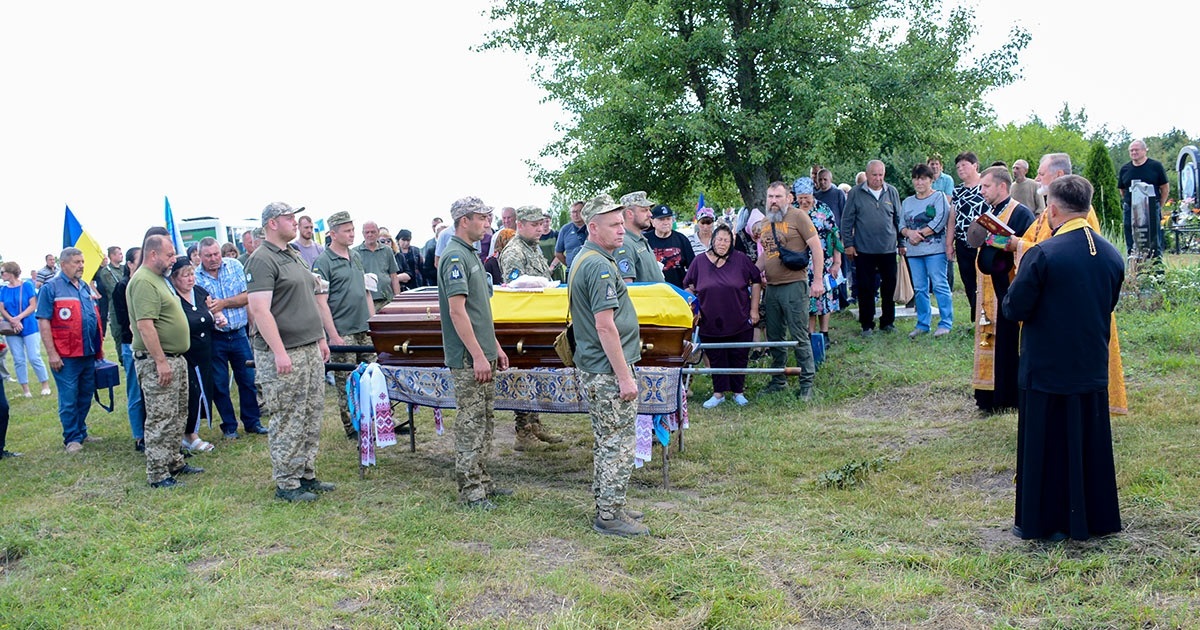 Його серце билося в унісон з серцем України - у Черняхові попрощалися з воїном Олександром Донченком