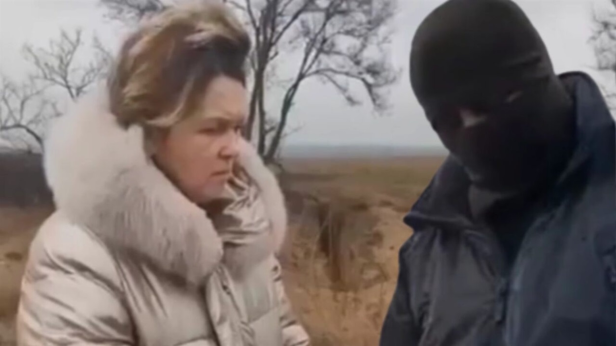 Олена Ягупова (ліворуч) і Роман Внуков (праворуч), військовий збройних формувань “ДНР” з позивним “Бетмен”, на блокпосту біля міста Василівка в Запорізькій області