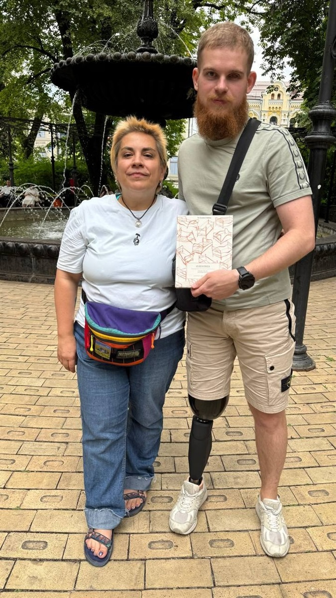 Журналістка Свої Ганна Курцановська подарувала Яну книгу про злочин в Оленівці, співавторкою якої вона є