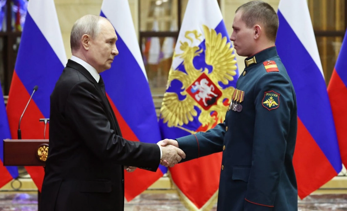 Путін вручає "Золоту зірку" Петрову - "казаку Луганского округа Всевеликого войска Донского"