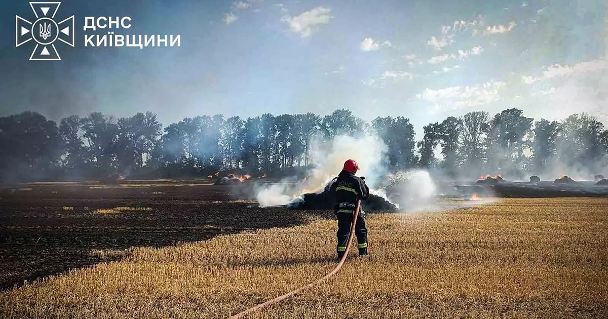 Пожежа в Буртах: вогонь знищив тюкувач та близько сотні рулонів соломи