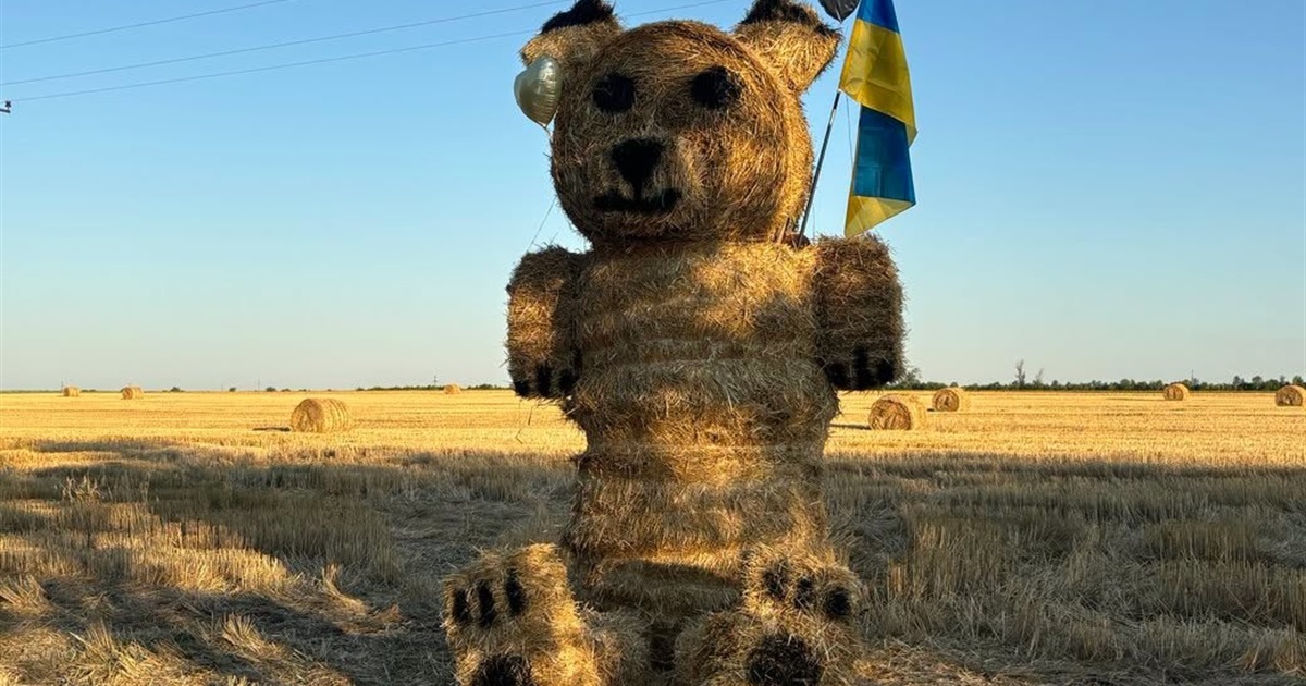 Неподалік Південноукраїнська зробили 4-метрового ведмедя із сіна – туди їдуть цілими родинами
