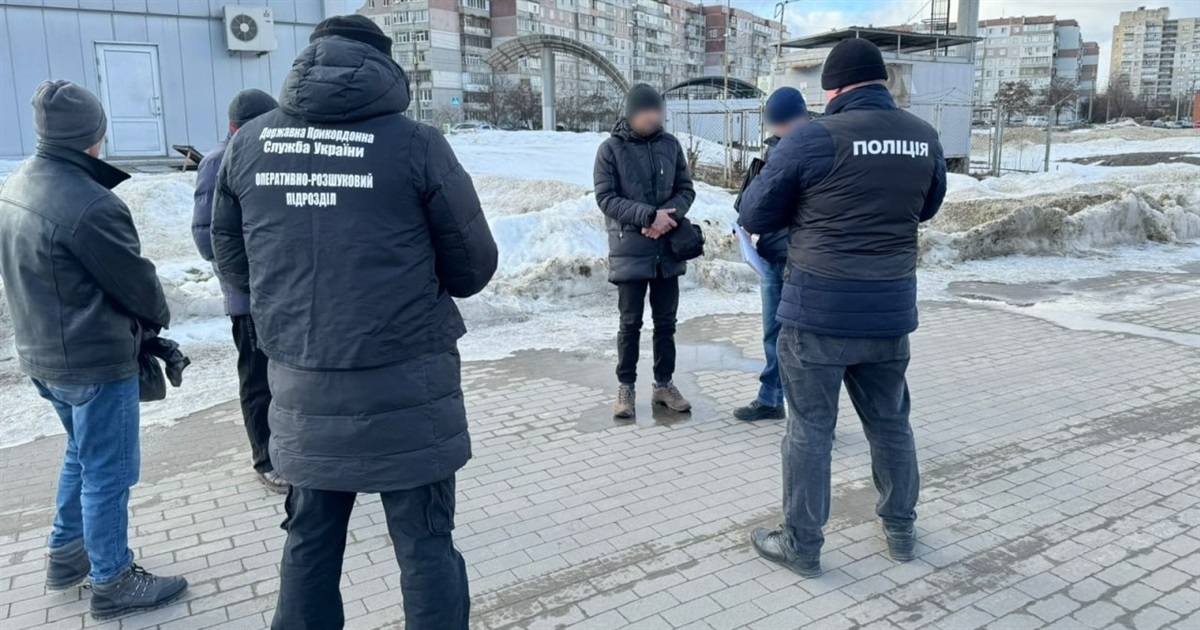 Житель Білопілля переправляв ухилянтів за кордон і торгував зброєю