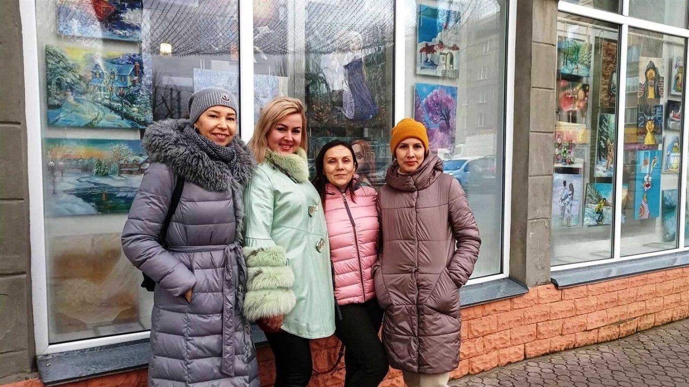 Кружево зимы – не на деревьях, а в окнах центральной библиотеки: выставку устроила арт-студия