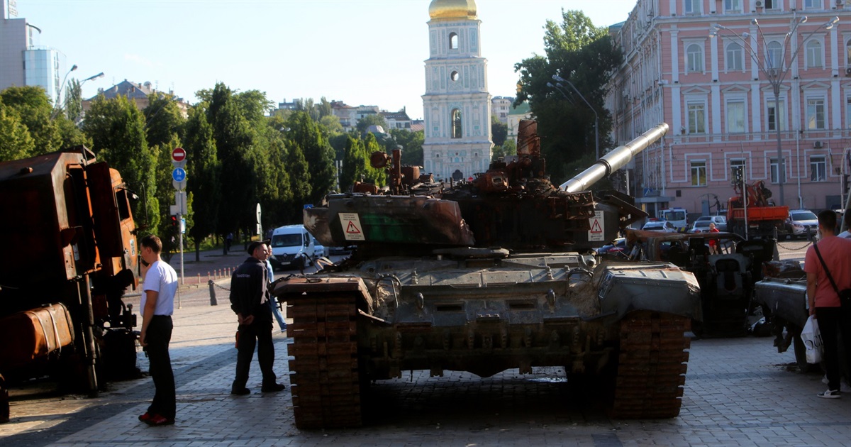 Спалені танки просто неба: фоторепортаж з виставки розбитої російської техніки у Києві