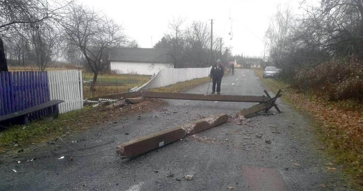 Зніс автівкою бетонну електроопору та втік: виявили винуватця ДТП